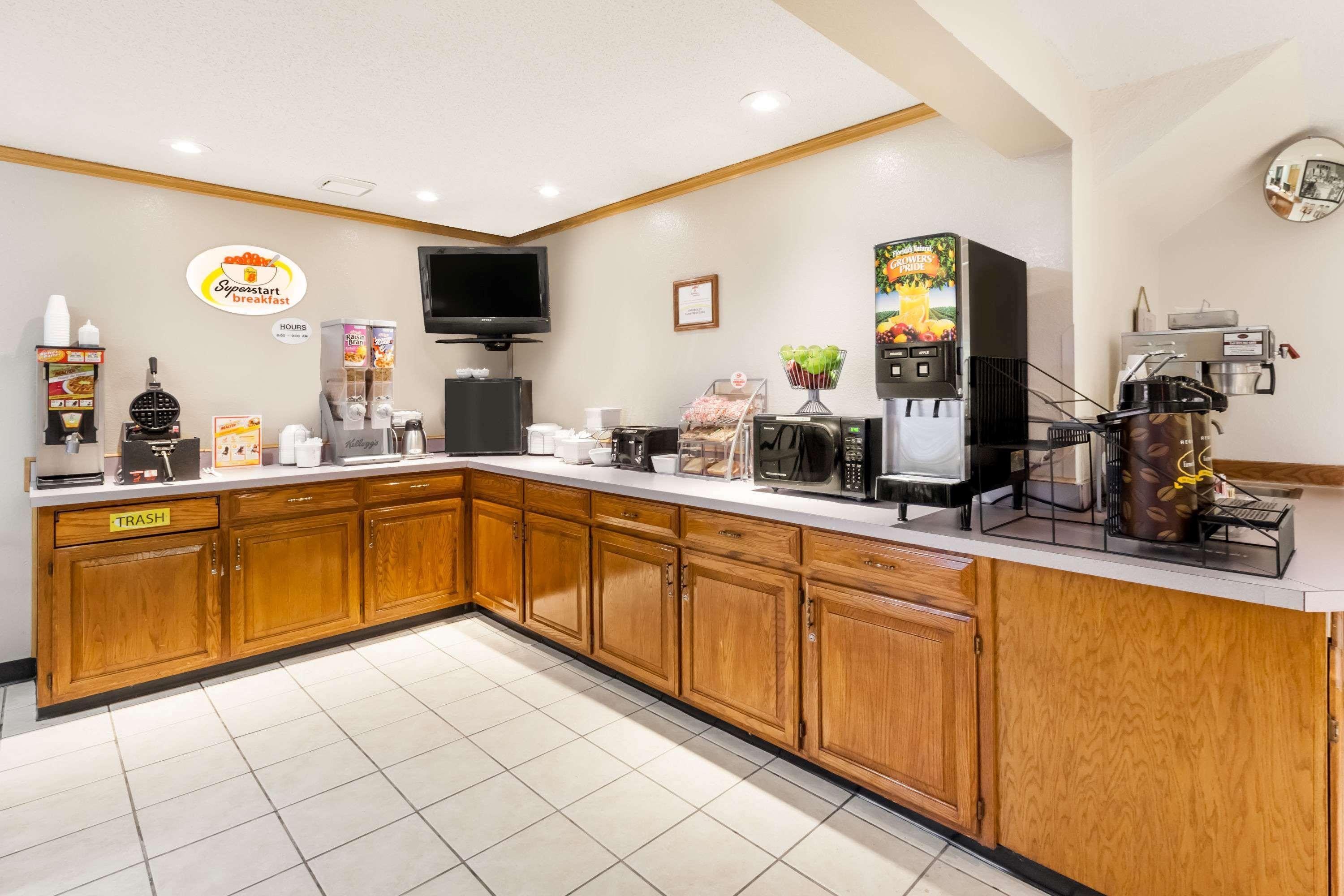Super 8 By Wyndham Ionia Mi Exterior foto